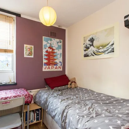 Rent this 6 bed apartment on Anchor Terrace in Cephas Avenue, London