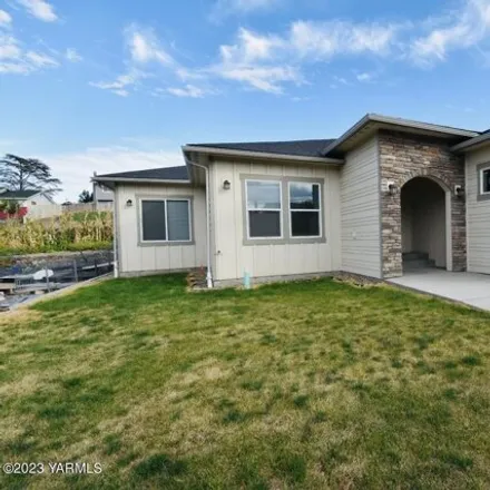 Buy this 3 bed house on 698 Ravine Drive in Sunnyside, WA 98944