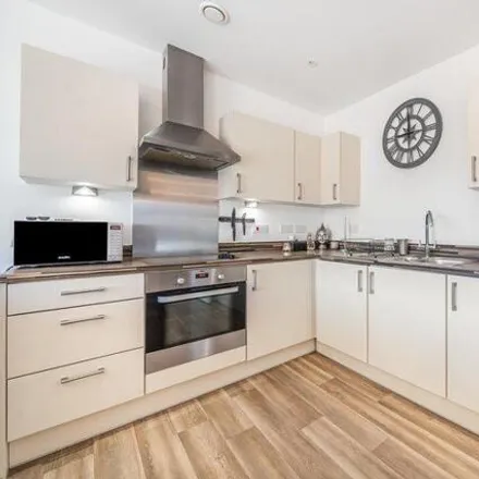 Image 4 - 16 Prince Charles Way, London, SM6 7BS, United Kingdom - Apartment for sale