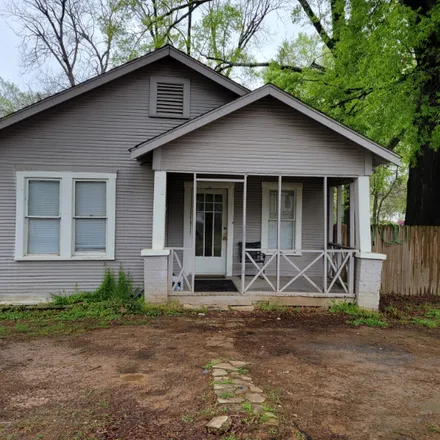 Rent this 3 bed house on 915 E 14th St