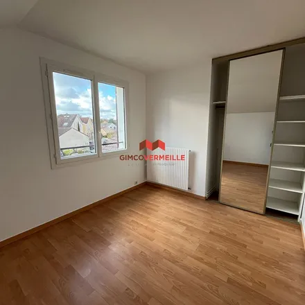Rent this 6 bed apartment on 5 Place de la Division Leclerc in 78960 Voisins-le-Bretonneux, France