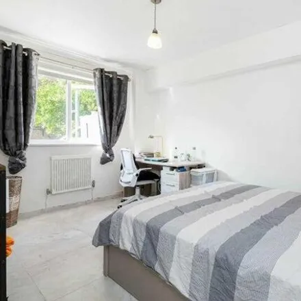 Image 6 - Oyster Court, 85 Crampton Street, London, SE17 3BF, United Kingdom - Apartment for sale
