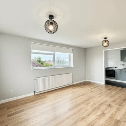 Image 7 - Lynwood Close, London, E18 1DP, United Kingdom - Apartment for rent