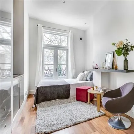 Rent this studio loft on 53 St Charles Square in London, W10 6EF