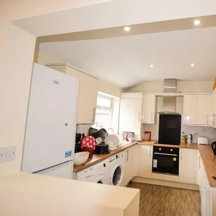 Rent this 5 bed apartment on SNUGG in 533 Ecclesall Road, Sheffield