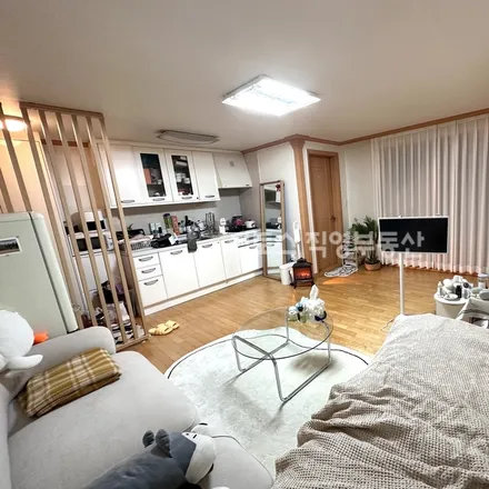Rent this studio apartment on 서울특별시 강남구 신사동 593-31
