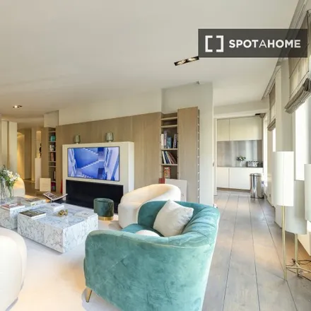 Rent this 4 bed apartment on Grote Zavel - Grand Sablon in Rue Ernest Allard - Ernest Allardstraat, 1000 Brussels