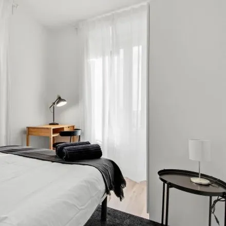 Rent this 9 bed room on Madrid in Clínica Croquer, Calle de Carranza