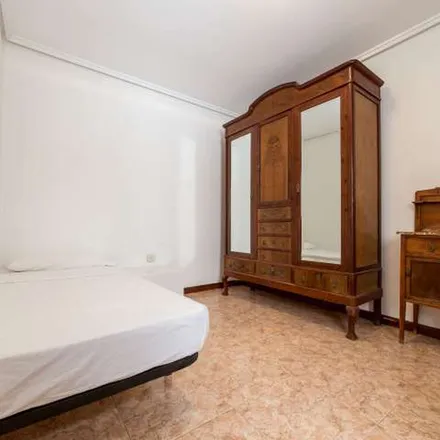 Rent this 5 bed apartment on Plaça de Maria Beneyto (Escriptora) in Valencia, Spain