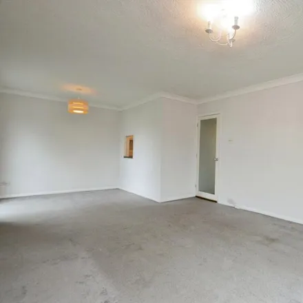 Image 4 - Fosse Way, West Byfleet, KT14 6BP, United Kingdom - Apartment for rent