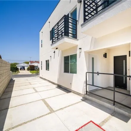 Image 3 - 1570 West 84th Street, Los Angeles, CA 90047, USA - House for sale