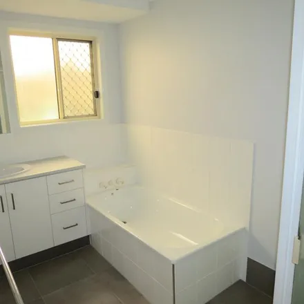 Image 1 - Cowan Crescent, Emerald QLD 4720, Australia - Apartment for rent