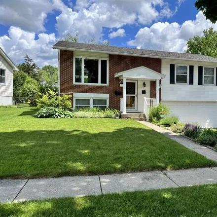 Buy this 4 bed house on 923 Glenview Avenue in Mundelein, IL 60060