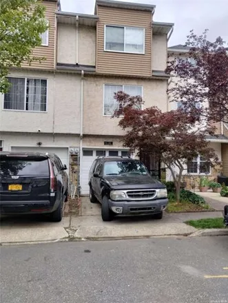 Buy this 3 bed townhouse on 110 Long Pond Lane in New York, NY 10304