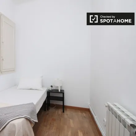 Rent this 4 bed room on Avinguda de Roma in 97, 08029 Barcelona