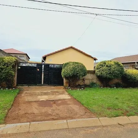Rent this 3 bed apartment on Adcock Street in Johannesburg Ward 13, Soweto