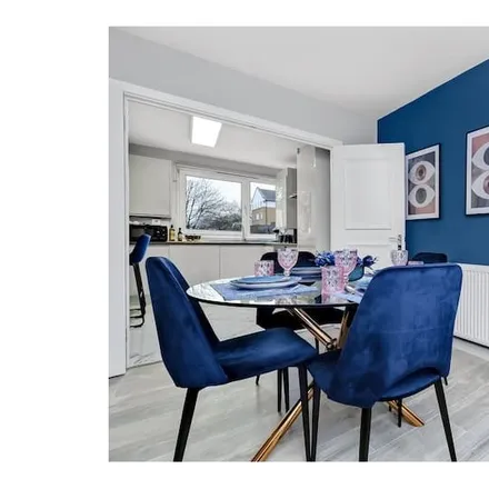 Rent this 4 bed apartment on St. Dominic's Catholic Primary School in Ballance Road, London