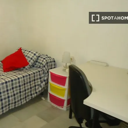 Rent this 4 bed room on Alicia Bravo in Calle de Felipe II, 6