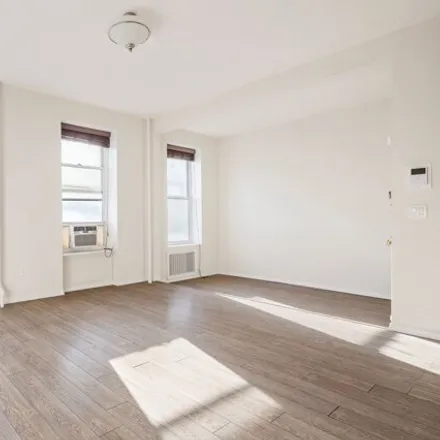 Image 5 - 325 East 14th Street, New York, NY 10003, USA - House for sale