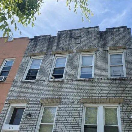Image 2 - 916 East 224th Street, New York, NY 10466, USA - House for sale