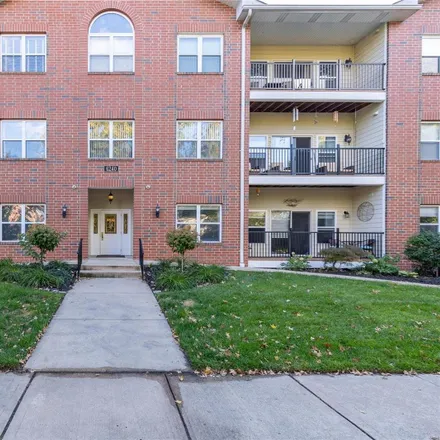 Buy this 2 bed condo on 6221 Sunshine Drive in Saint Louis, MO 63109
