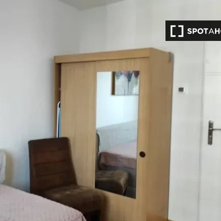 Rent this 3 bed room on Atrium 2 in Icchoka Lejba Pereca 1, 00-849 Warsaw