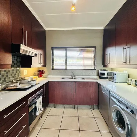 Image 3 - Jimmys killer prawns, Concorde Road East, Bedfordview, Gauteng, 2007, South Africa - Apartment for rent