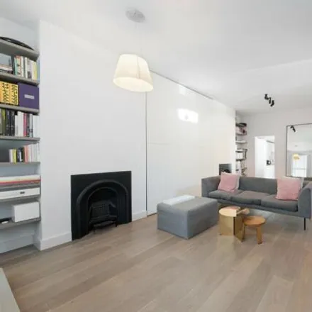 Rent this 3 bed townhouse on 4 Bunsen Street in London, E3 5TE
