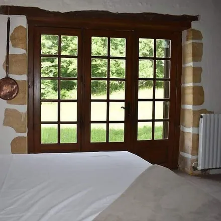 Rent this 3 bed house on Les Eyzies de Tayac Sireuil in Avenue de la Préhistoire, 24620 Les Eyzies