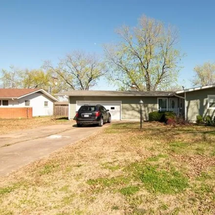 Buy this 3 bed house on 467 Wilshire Boulevard in Coffeyville, KS 67337