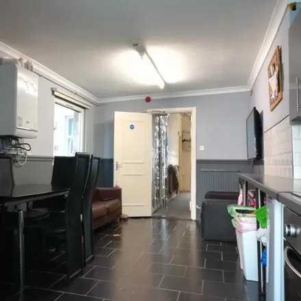 Image 3 - Sugaring Lounge, Gwydr Crescent, Swansea, SA2 0AB, United Kingdom - Townhouse for rent