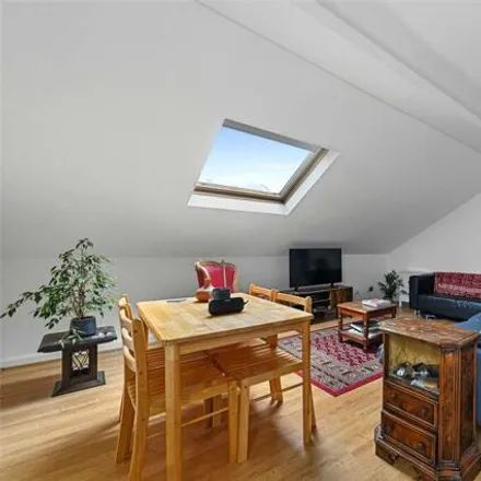Rent this 2 bed room on 118 Shacklewell Road in London, N16 7UA