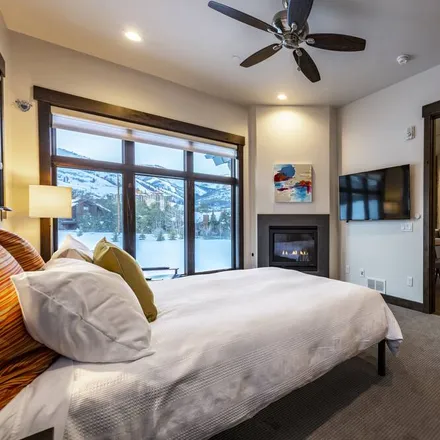 Rent this 2 bed condo on Park City
