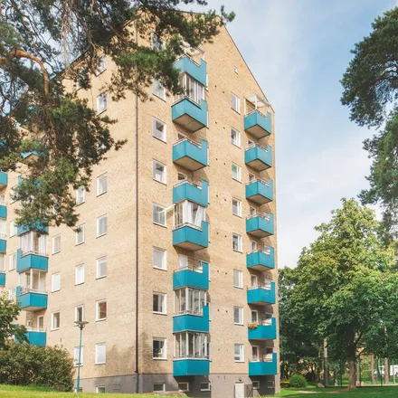 Rent this 3 bed apartment on Skogsbacken 14 in 172 41 Sundbybergs kommun, Sweden
