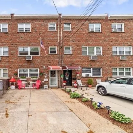 Buy this 4 bed house on 2529 Hollers Avenue in New York, NY 10475