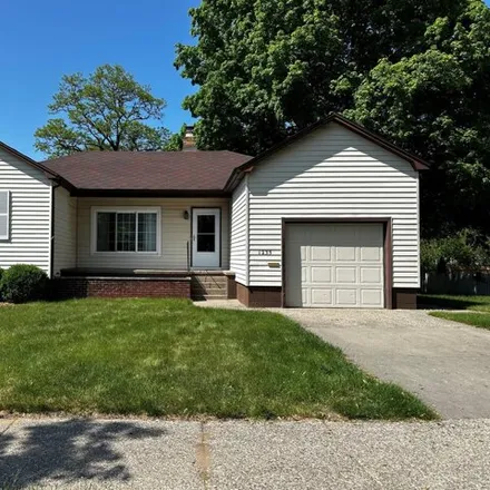 Buy this 2 bed house on 1275 Washington Avenue in Grand Haven, MI 49417