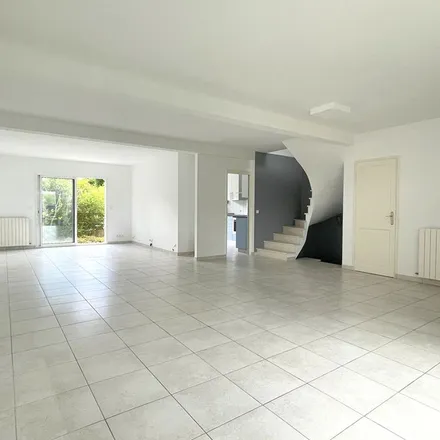 Rent this 7 bed apartment on 26 Rue de la Cerisaie in 92150 Suresnes, France