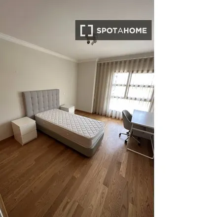 Rent this 3 bed room on Rua Vítor Damas in 1600-641 Lisbon, Portugal