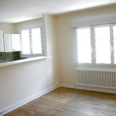 Rent this 2 bed apartment on 5A Rue Gambetta in 28200 Châteaudun, France