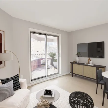 Rent this 3 bed apartment on 484 2nd Avenue in New York, NY 10016