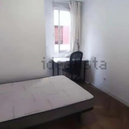 Rent this 4 bed room on Casa in Calle de Guzmán el Bueno, 3