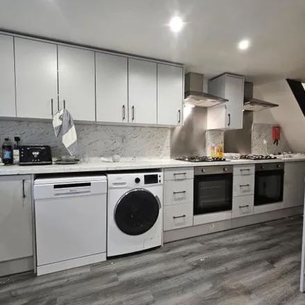 Rent this 9 bed apartment on Shahjahan in Brudenell Avenue, Leeds