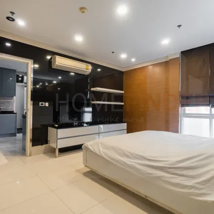 Rent this 3 bed apartment on Health Land Spa Asok in 55/5, Soi Sukhumvit 21 Soi 1