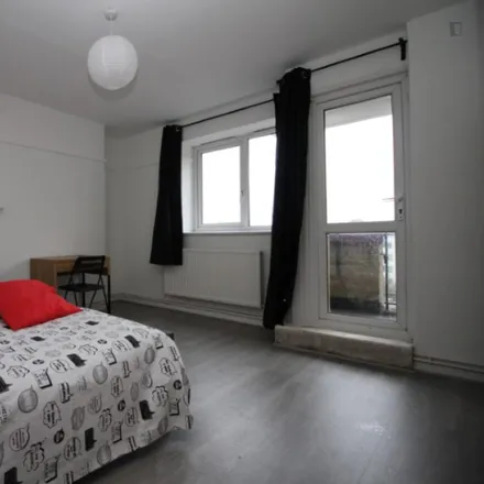 Image 4 - Bredel House, St Paul's Way, Bow Common, London, E14 7AS, United Kingdom - Room for rent