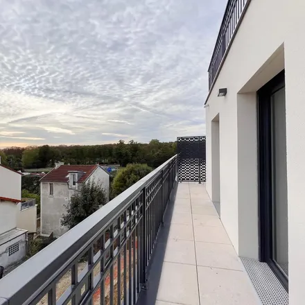 Rent this 3 bed apartment on 19 Rue Laval in 92210 Saint-Cloud, France