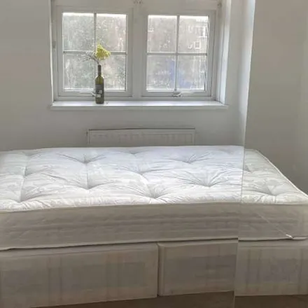 Rent this 4 bed apartment on Crayford House in Staple Street, Bermondsey Village