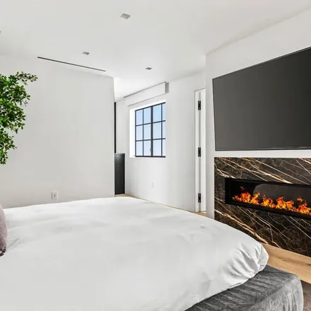Rent this 4 bed apartment on Goodr in Abbot Kinney Boulevard, Los Angeles