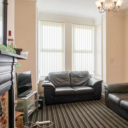 Rent this 5 bed townhouse on Back Stanmore Place in Leeds, LS4 2SH