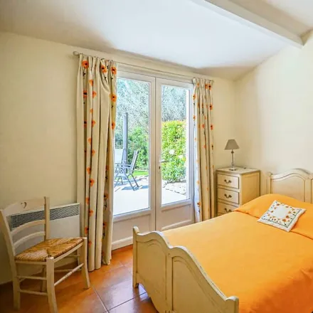Rent this 4 bed house on Piste La Roque d’Anthéron / Mallemort in 13370 Mallemort, France