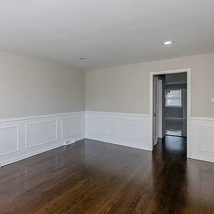 Image 6 - 8316 South Yates Boulevard, Chicago, IL 60617, USA - House for sale